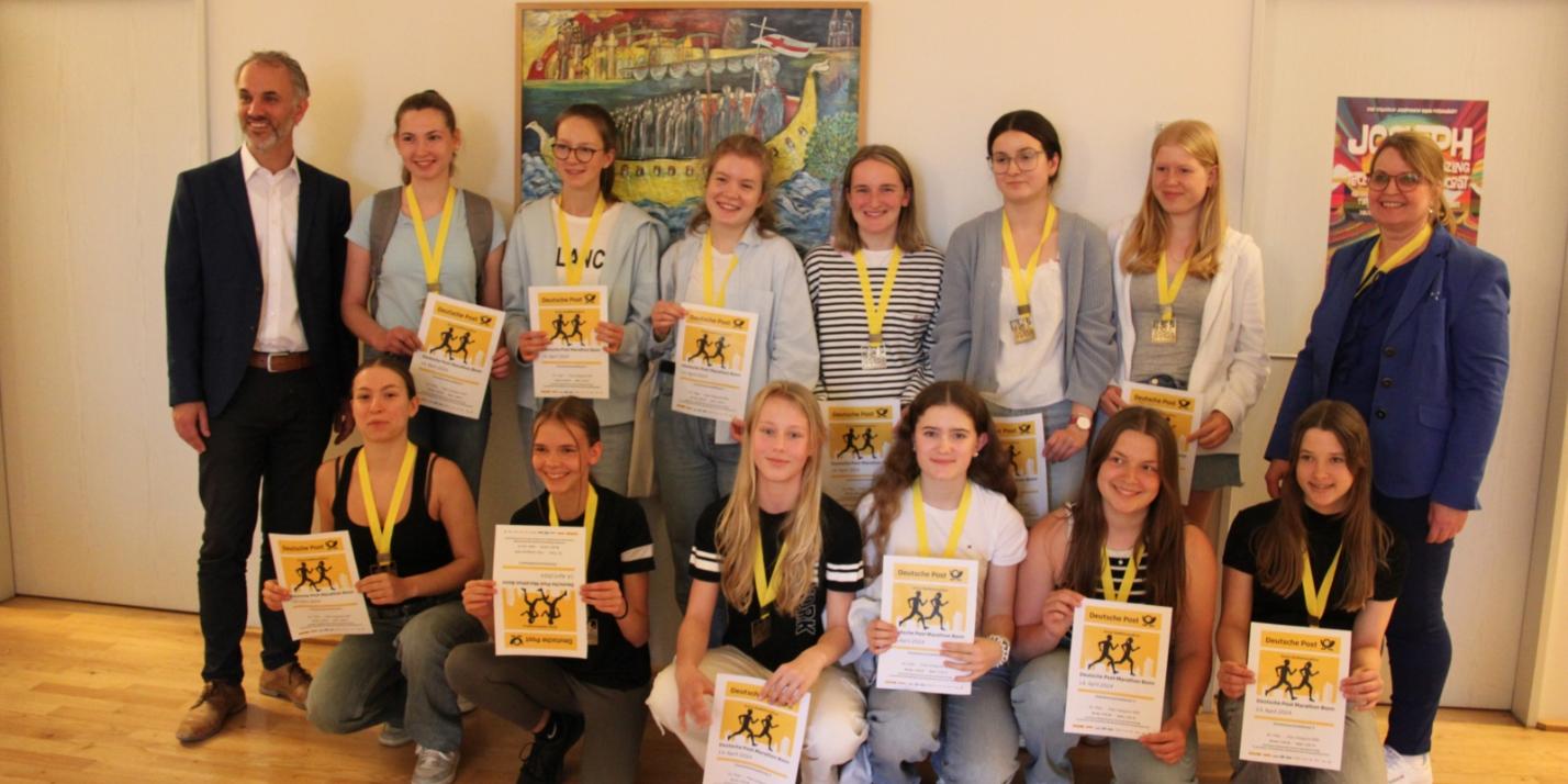 Schülerinnen und Lehrkräfte bei Deutsche Post Marathon 2024