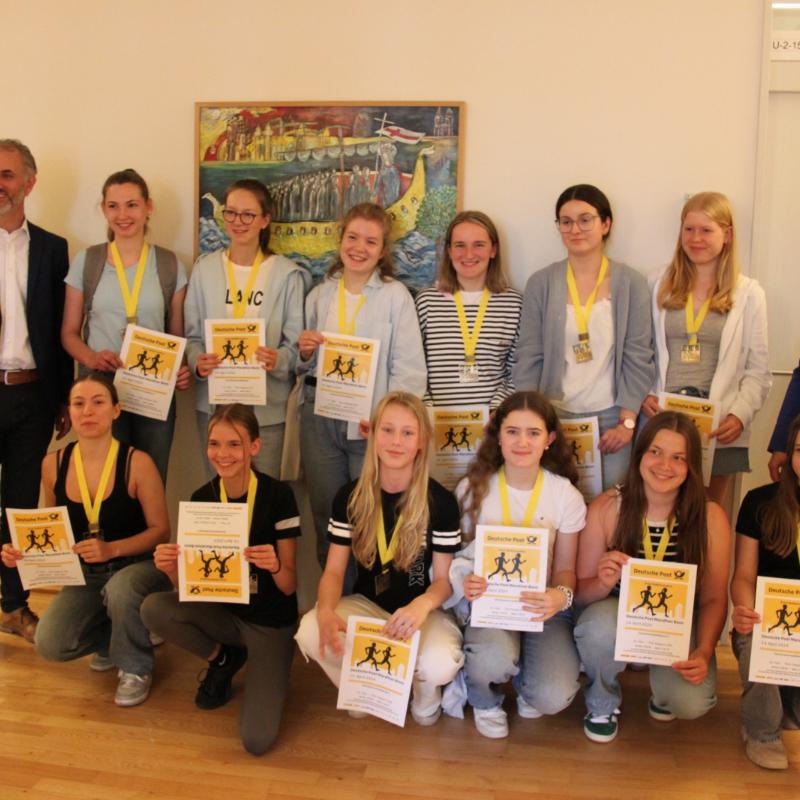 Schülerinnen und Lehrkräfte bei Deutsche Post Marathon 2024