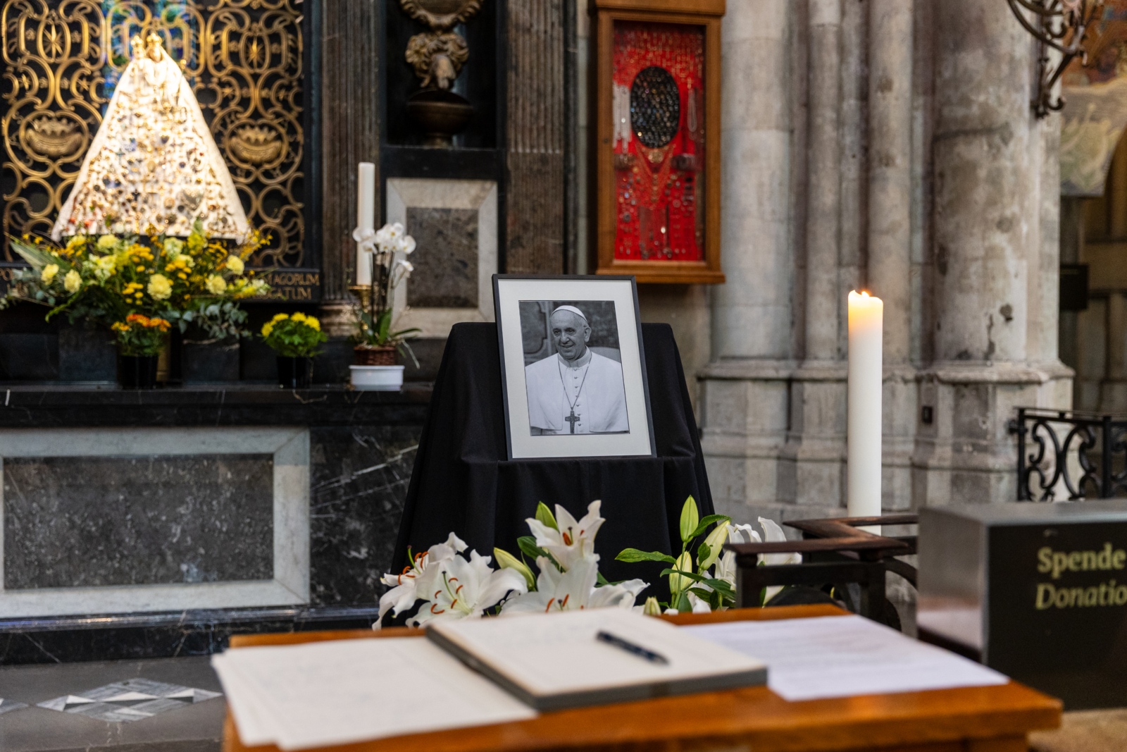 Kondolenzbuch für Papst Franziskus im Kölner Dom